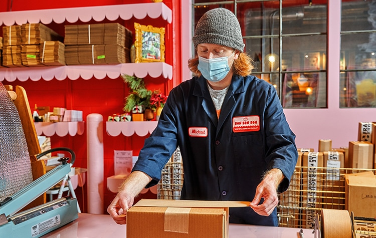 ILMagazine's tweet photo. 🍫 Partnering with @EvansDist, artisan chocolate shop @BonBonBonChoc now efficiently manages order fulfillment and shipping. Explore how this delectable 3PL collaboration has elevated operations: Read more: https://t.co/Lvhwp8i5dC #3PL #PartnershipSuccess #InboundLogistics https://t.co/Khx5K1mcBX