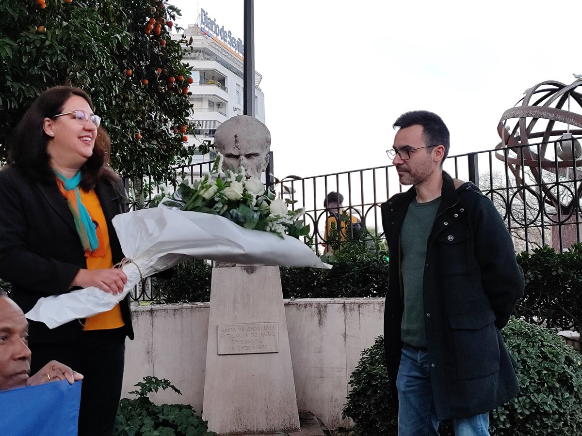📷 Nuestro presidente, <a href="/danijosha/">Daniel Garcia</a>, junto a la Cónsul de #Cuba, Irelia López, realizan una ofrenda floral ante el busto del #Aspóstol 🇨🇺