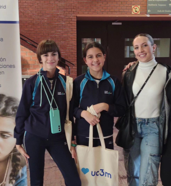 OrientacionUC3M's tweet image. Encuentro con los equipos de niñas y jóvenes del Club #TechnovationGirlsUC3M en el campus de Leganés. Hoy comienza una aventura tecnológica inspiradora. Gracias a todas las chicas, mentoras y familias por vuestra participación. #uc3m #powertocode #technovationgirlsmadrid