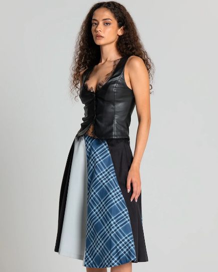 MatteStories's tweet image. What better way to give #corpcore? @ahiri_ca’s Lillian Skirt and Cora Sweater add colour pops to the office, while the Pauline Blazer and Adrian Short give a contemporary twist to timeless classics.

#Ahiri #CorpCore #OfficeCore