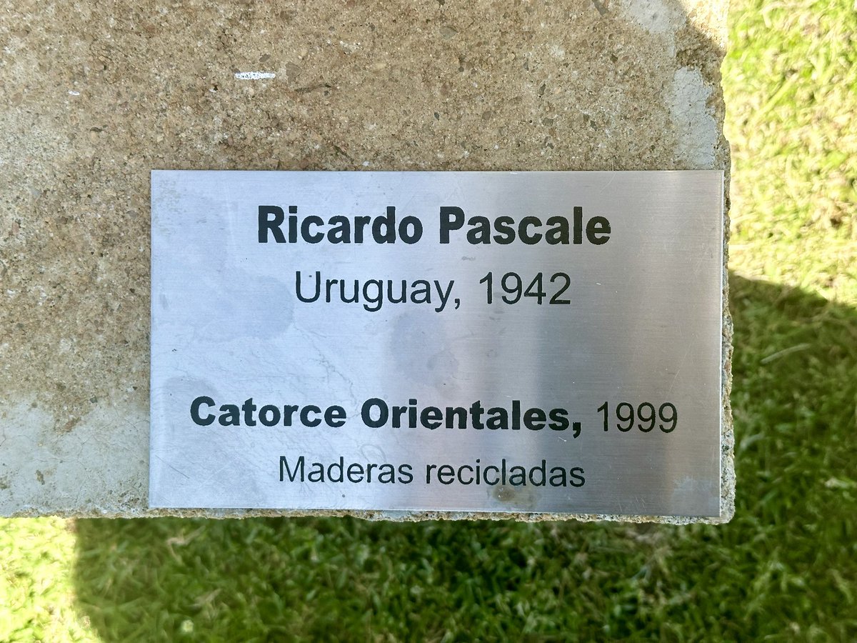 Ricardo, querido amigo, te recordaremos siempre como la persona luminosa que fuiste.
Has dejado una escultura en el parque del MACA como señal de tu espíritu creativo que permanecerá como un legado. 
Con todo el cariño, tus amigos Silvana y Pablo.