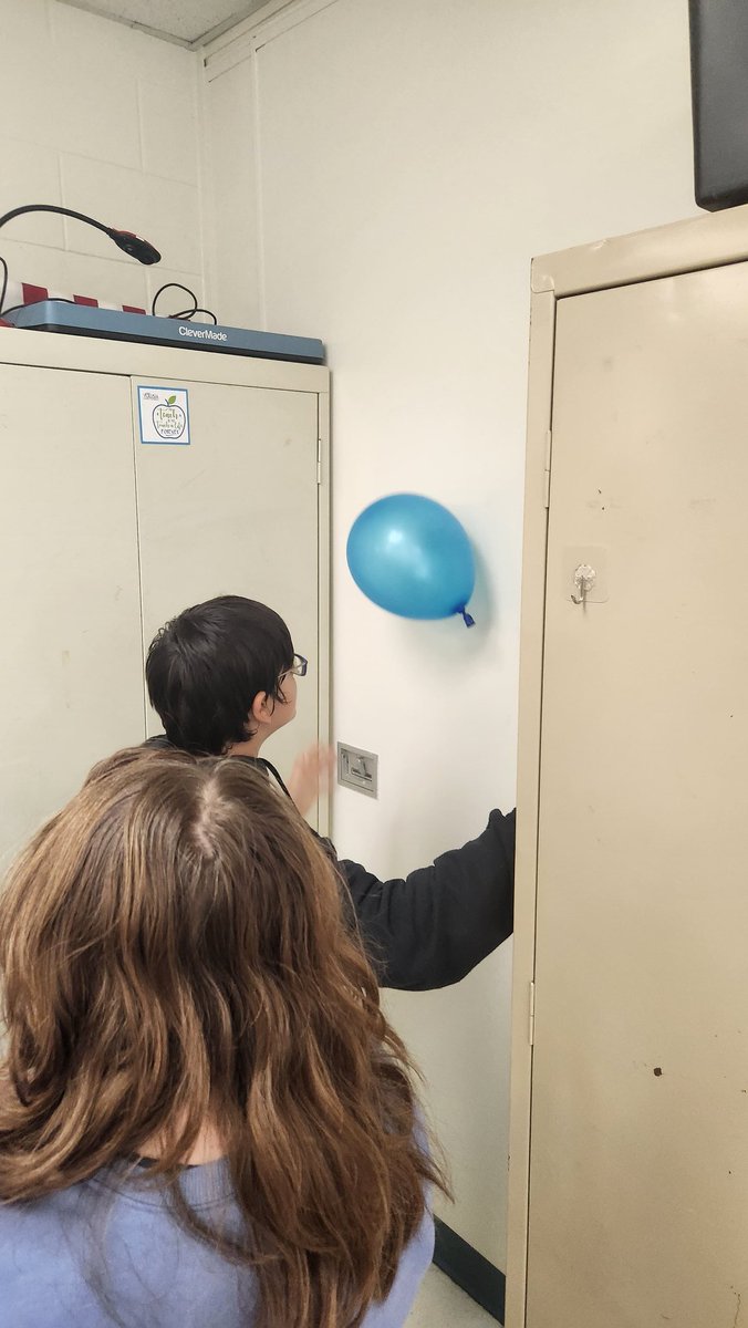 Mhoelker74's tweet image. SDE 5th grade was investigating static electricity last week as a part of sectiin on Energy
#vcsscience #SDE #southdaytonaelementary
