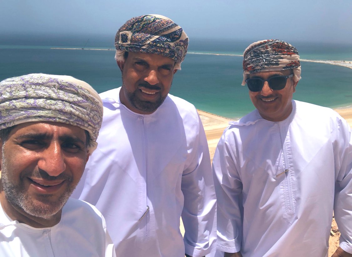 zadg4's tweet photo. ورحل ( الشمج ) هكذا كان الفقيد الغالي والإعلامي القدير #عبدالله_الشعيلي يحب أن يخاطب أصدقائه وأصحابه ،، لم أصدق الخبر فور وصوله وانتشاره عبر رسائل الواتساب ومنصات وسائل التواصل الإجتماعي مع إيماني المطلق بقضاء الله وقدره و أن الأعمار بيد الله سبحانه وتعالى .. #عبدالله_الشعيلي لم يكن مذيعاً عادياً أنما كان صاحب بصمة مميزة وحضور لافت ، وكان أبو رشيد كما أعتدنا أن نناديه أنسانا مرحاً جميلاً يرسم البسمة على وجوه من يكون فى مجلسه ب ( قفشاته ) وتعليقاته .. رحمك الله أيها الصديق الغالي والمذيع القدير وأسكنك فسيح جناته وتعازينا لأسرته الكريمة وللأسرة الإعلامية وللوطن الذي عشقته حتىٰ النخاع .
#عبدالله_الشعيلي_في_ذمة_الله