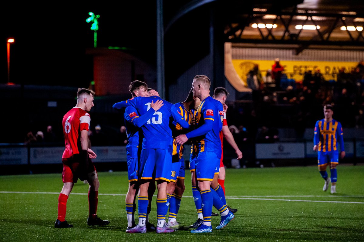 JImpiazzi's tweet photo. @Basingstoke_FC @btfc_academy 💙💛 https://t.co/Tdru2Hrbno
