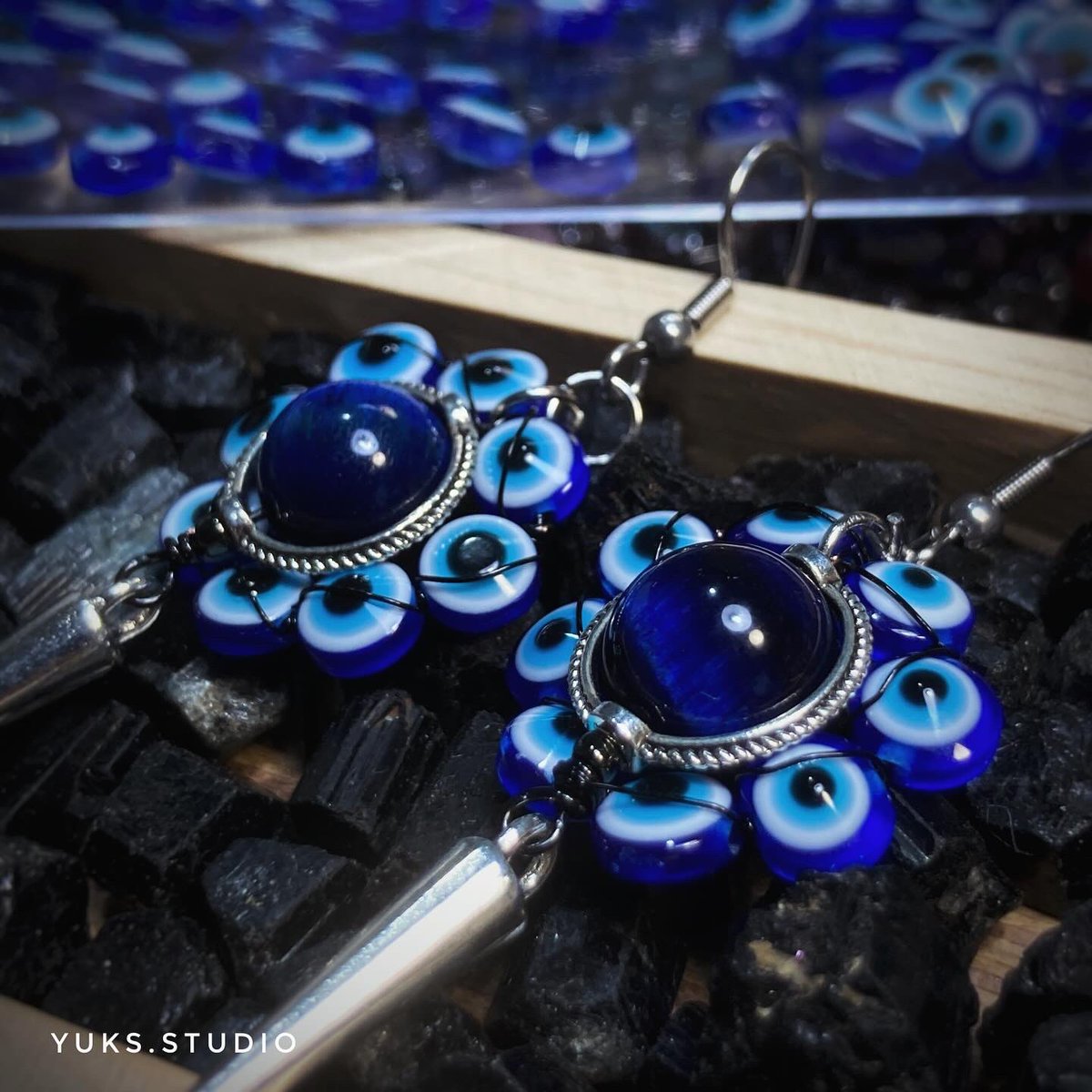 ชิ้นสุดท้ายของวันนี้ นอนได้ !! 

Blue Tiger eye(dry) with evil eye beads made by Yuks. 🦉

#wirewrapping #wirewrappedjewelry 
#wirewrap #wirewrappedcrystals 
#handcrafed #evileye #evileyejewelry
