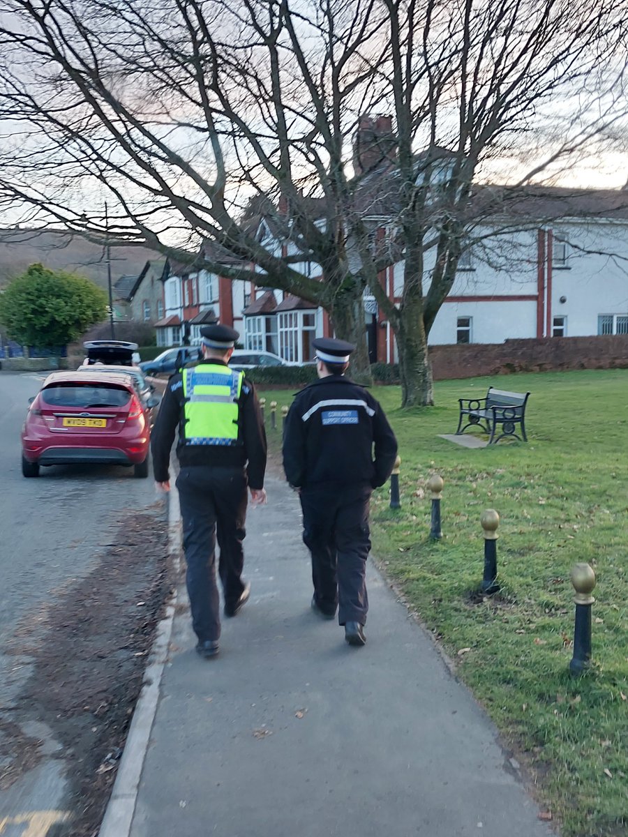 This evening #SouthNPT conducted joint patrols with @btpcardiff_NWP 👮‍♂️🚂

Always nice to work with colleagues from other forces and come together to #protectandreassure 

No issues to report ✅️
Partner work to continue 🤝
#Neighbourhoodpolicingweek #CSO416 #CSO469