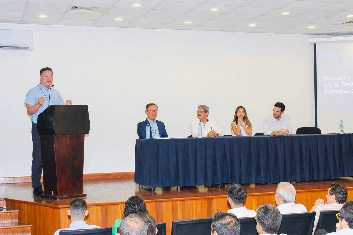 isabelrdzh's tweet photo. Inauguramos en la @utmoficial el #EvolveSummit2024, que reúne docentes de universidades tecnológicas hermanas de estados del norte, centro y sur del país, para conocer y aprender sobre la industria de las baterías que atienden el sector de la fabricación de vehículos eléctricos. Este año somos sede del seminario, que es organizado por Moveret Inc y la Asociación Nacional de Universidades del Subsistema Tecnológico.