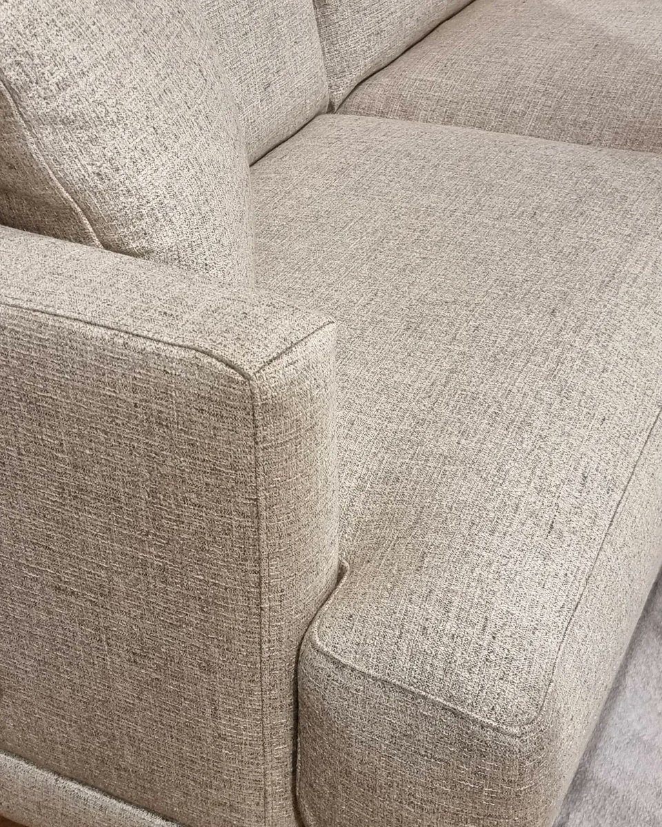 Gabriel, un modèle de canapé convertible au look contemporain et très élégant. Habillé d'un tissu chiné beige, il se mariera parfaitement avec tous intérieurs 🤍 SOLDES, derniers jours ! Rendez-vous vite dans nos 45 magasins 🥰 convertiblecontemporain.fr #convertiblecontemporain