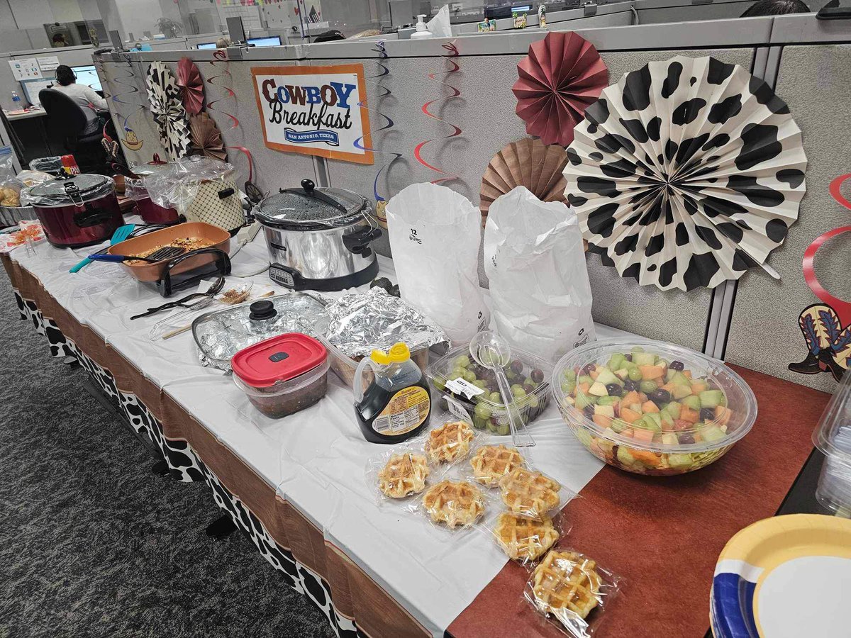 HROperations21's tweet photo. Hosted a #CowboyBreakfast today! Kickoff to the upcoming San Antonio Rodeo. Lots of great food, western attire and lots of fun! #LifeAtATT https://t.co/qq2REttMBj