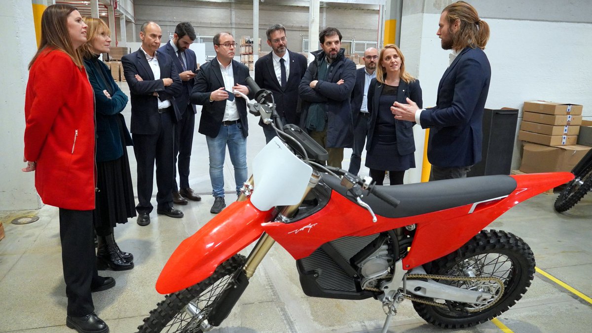 La consellera <a href="/nataliamasguix/">Natàlia Mas Guix</a> ha visitat l'empresa @StarkFutureBike de Sant Boi amb l'alcaldessa <a href="/LluisaMoretSabi/">Lluïsa Moret Sabidó</a>. StarkFuture fabrica motos de motocròs elèctriques. És una de les empreses que fan que Sant Boi sigui referent en mobilitat sostenible. #santboi
