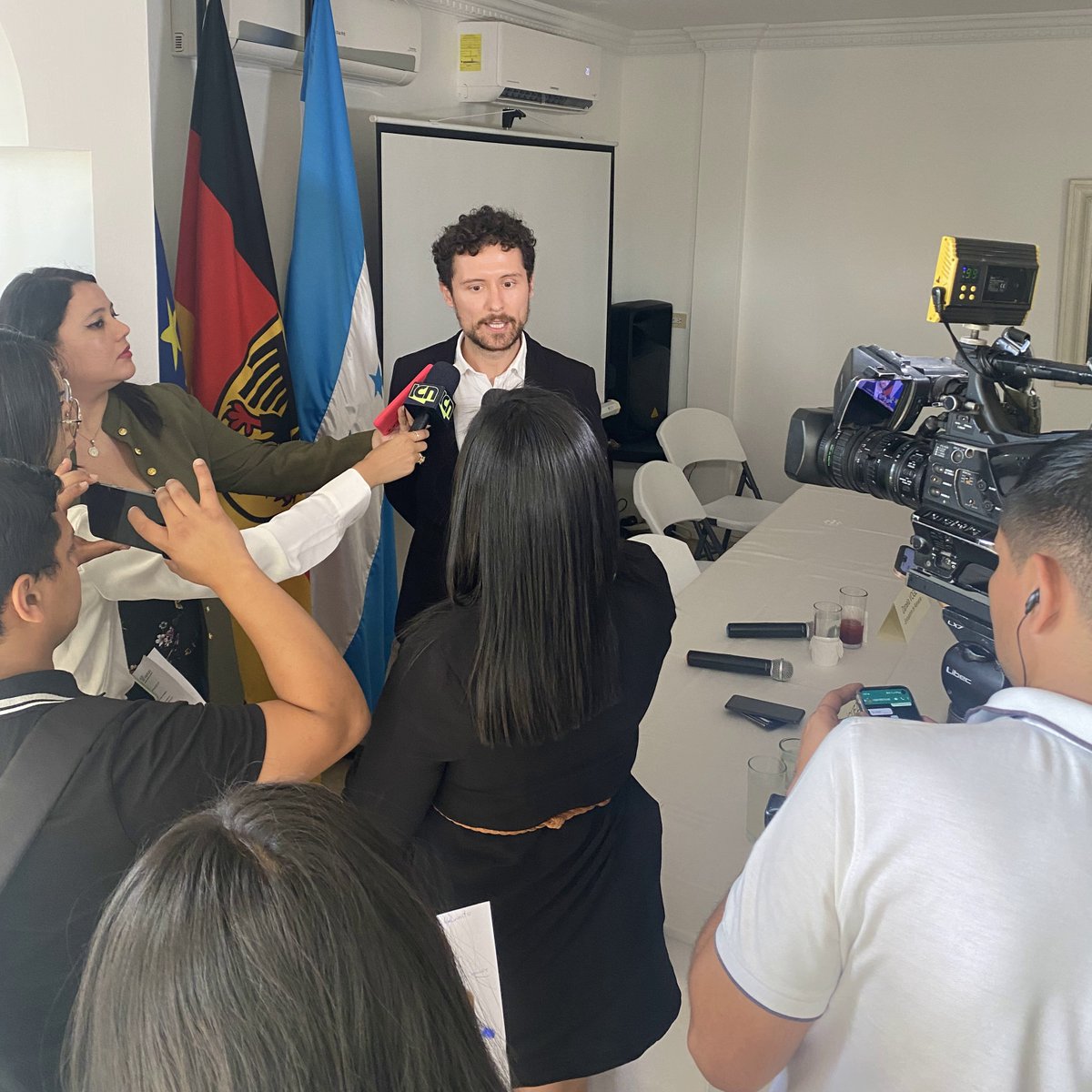 AlemaniaenHN's tweet photo. 🇩🇪🤝🇭🇳 #AlemaniaConHonduras - juntos hacia un futuro sostenible a través de un mejor acceso y formación en las #EnergíasRenovables con @SENHnOficial , @UNAHoficial , @OLADEORG y @renac_ag .
Lanzamiento del Proyecto #ETRELA con actores claves del sector energético. https://t.co/TS4HsLosMB