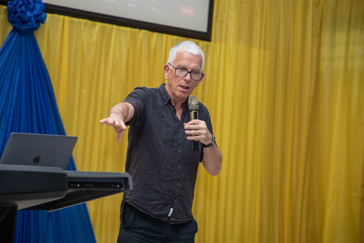 tmc_knust's tweet photo. Mathematician Prof John R Parker giving a lecture on Geometry, Tessellations and Covers of Surfaces. This colloquium provided an insight into the fascinating world of mathematics and its applications https://t.co/kVyYuDSTRi