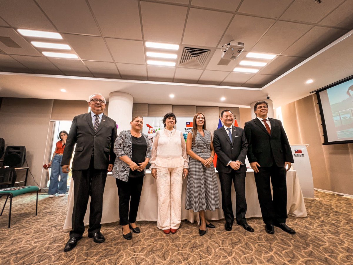 TW_Paraguay's tweet photo. Realizamos el lanzamiento de las #BecasTaiwan2024 para jóvenes paraguayos que deseen hacer su carrera de grado, posgrado o estudiar el idioma chino-mandarín  👨🏻🎓

En colaboración con el @MECpy @MEF_Paraguay, oficializamos la apertura del periodo de postulación que inicia el 1 de febrero para los interesados. 
Confiamos en que la educación superior en ciencia y tecnología es la mejor inversión a futuro para el país 🇵🇾🤝🇹🇼
➕info: https://t.co/6EddsgQ5LQ