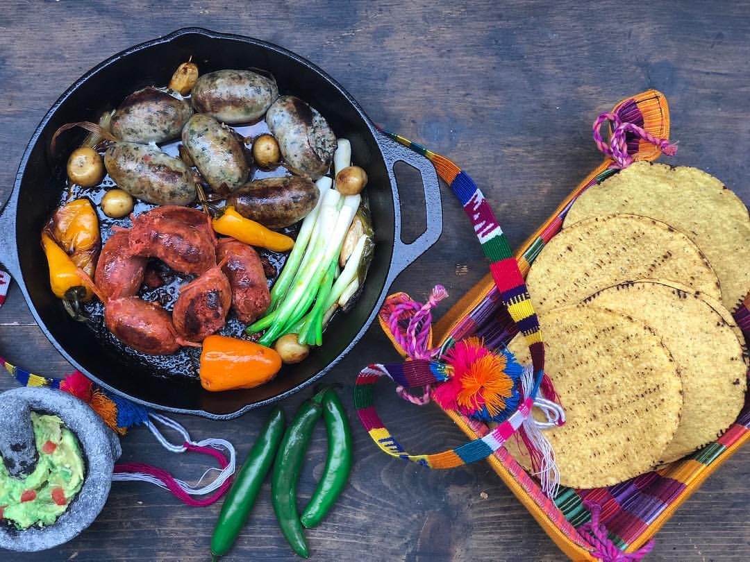 🤤 ¡Unas tortillas con chorizo y longaniza! 🇬🇹  

Este viernes está para un delicioso asadito con los tradicionales embutidos de nuestra Guate. ¡Delicia! 🍴😋  

#NuestroDiario #NDPlay #Antojito #Chapín #ComidaGT 
📷 RRSS