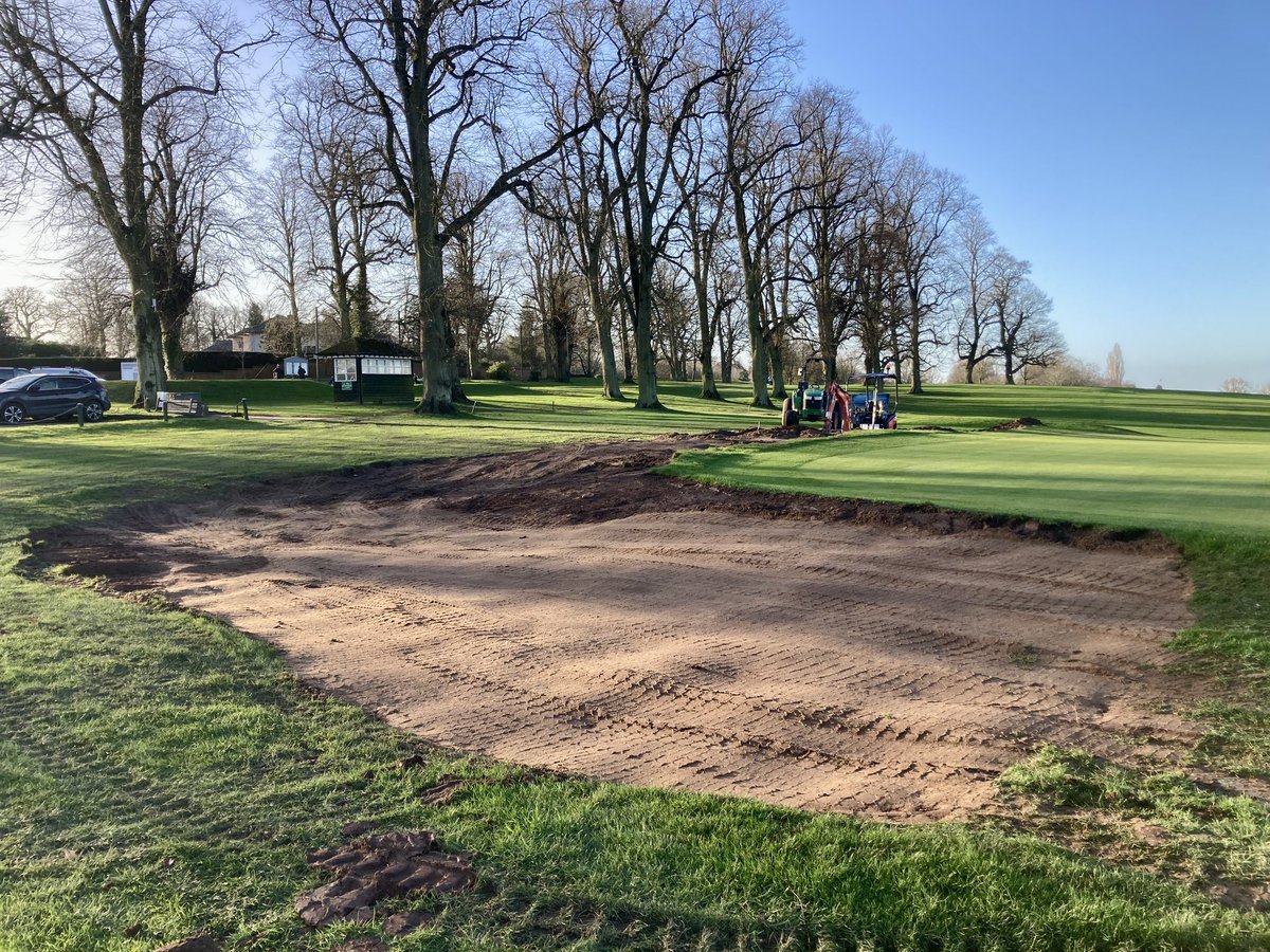 Moving along nicely on the 18th, the 2 rhs bunkers to become 1 and grading out the banking at the back of the green to create a potential runoff.