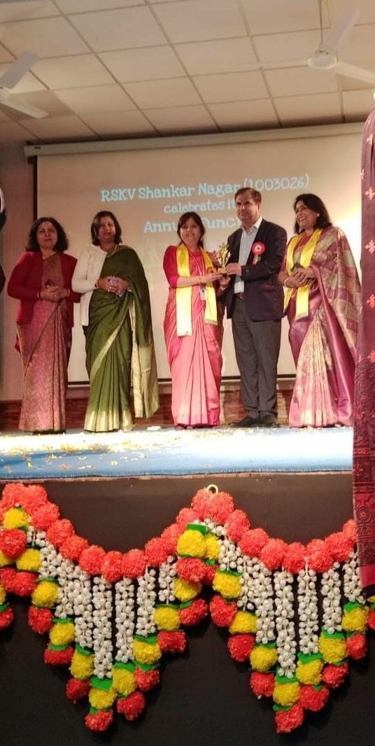 NeetuGulati3's tweet photo. #Annualday celebrations r not just a testimony of r growth, progress & achievements but also a time to showcase r #talents
D day @skv1003026 began wd
#display of exhibits,#felicitation of awardees & wonderful #performances of sts under d theme #NAVRAS
@Dir_Education
@PbpandeyB https://t.co/EcxcEF6qVW
