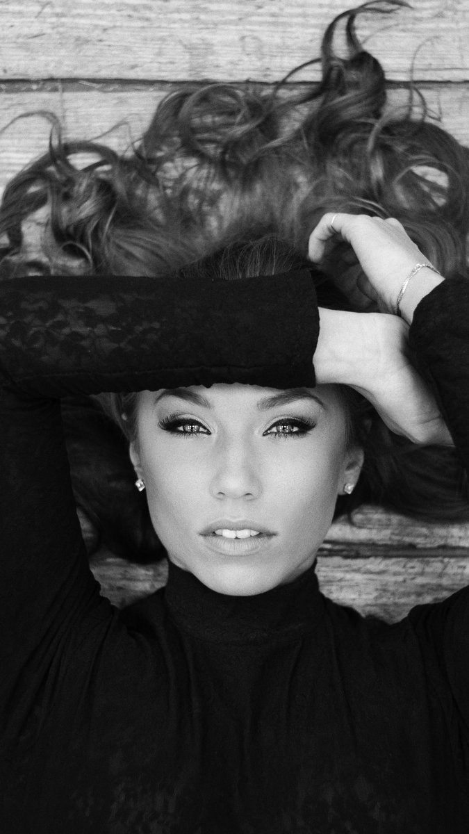 Nicole in black and white 🖤🤍 :: visualskateboards.com