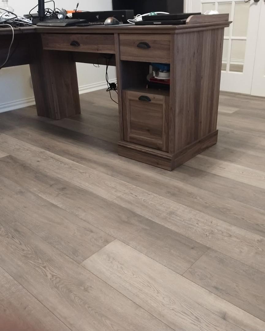 Modern Home Concepts - American Coastal- Blake Island
Blake Island was definitely the upgrade that this home needed! This floor features beautiful variations on gray beige tones that flow through the main areas of the home.
#flooringdesign #flooringexperts #waterprooffloor #dfw
