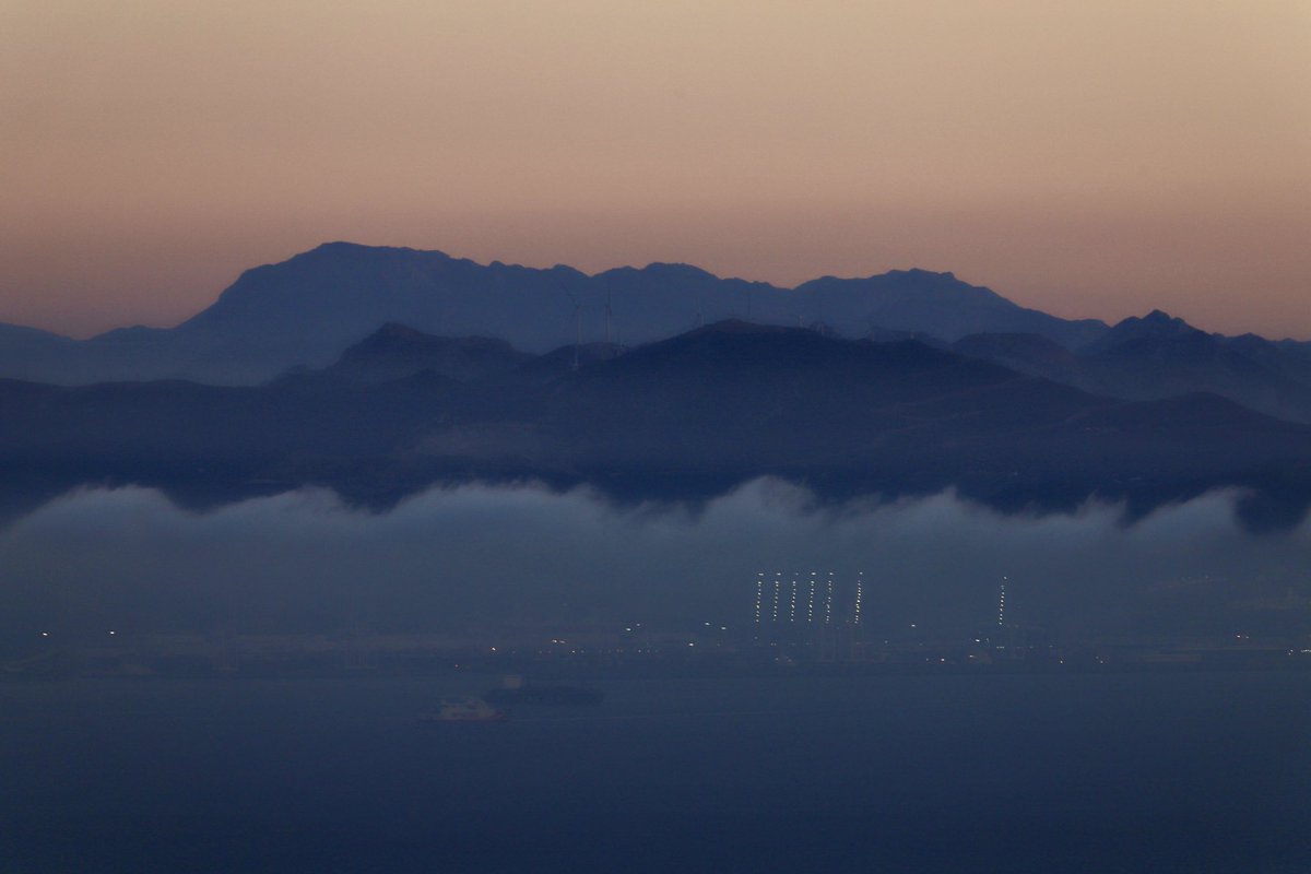 jrambaud's tweet photo. #EstrechodeGibraltar al #Atardecer #KelvinHelmholtz (?) sobre la costa de #Marruecos ( zona Norte del Sur del Estrecho ) Stratus fluctus #Levante #meteo Olas de #nubes #Jebel #Musa #Kelti #Lakraa #Tizirane #Tassaot #Tasouet #Kareha #Taloussis #Rif #Tarifa https://t.co/Cs8aI7gTLL