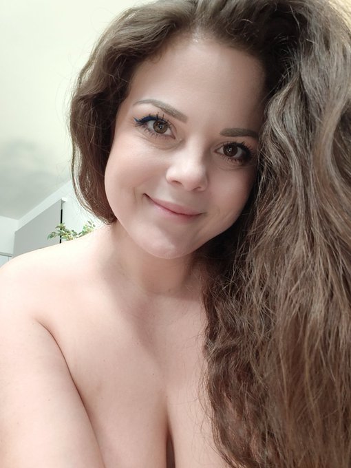 I'm online on my VIP Pages 🔥 If you want to have a spicy chat with me ➡️ Link in Bio 💋 https://t.co/