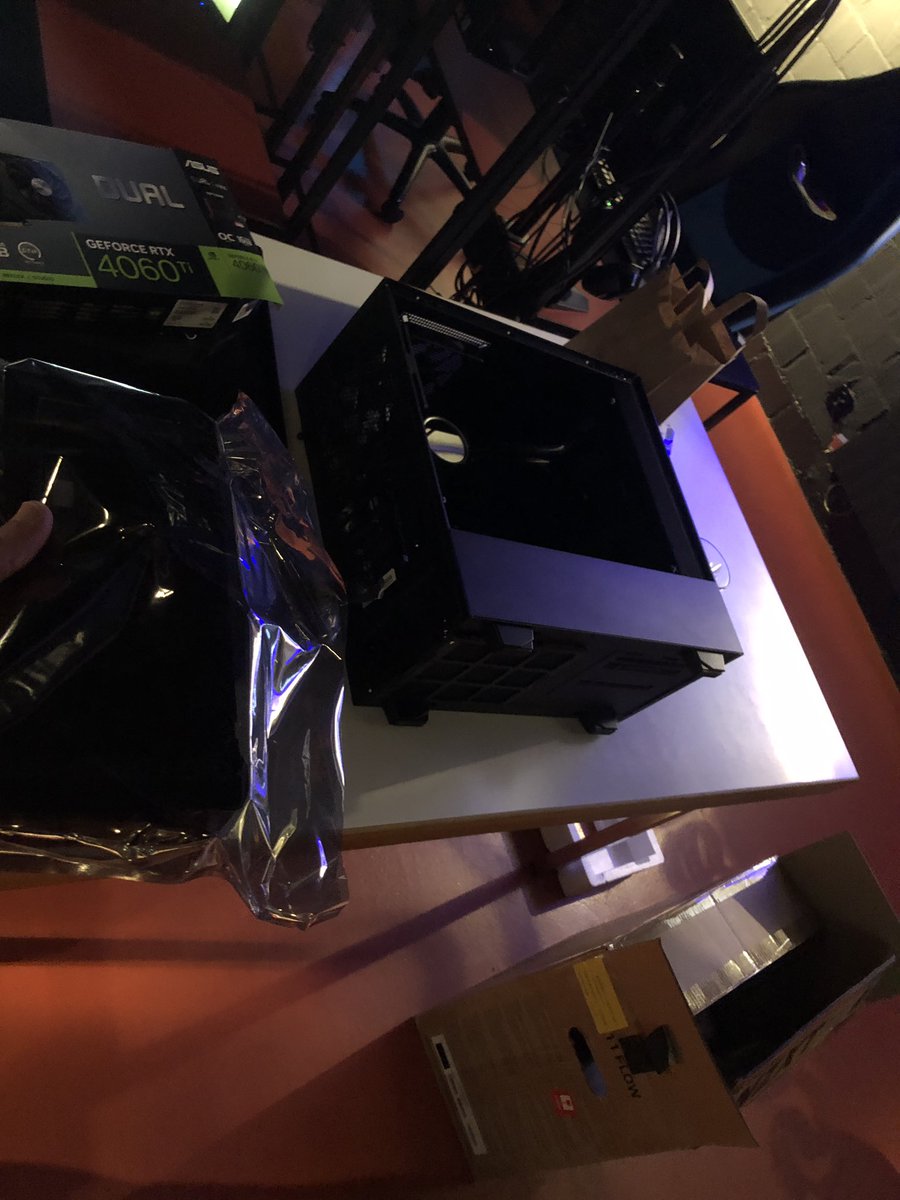 Tobias Zischler (@derzischler) on Twitter photo When you need to build a PC one day before your next event.
<a href="/RocketFondue/">RocketFondue</a> looking at you 🥸 When you need to build a PC one day before your next event.
<a href="/RocketFondue/">RocketFondue</a> looking at you 🥸