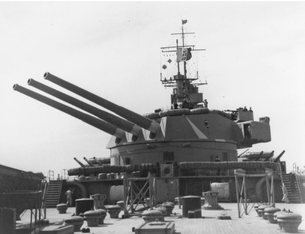 The aft turret of a Littorio class battleship with its three 15' guns. 

The painting on the turret suggests that this picture was taken between the Spring 1941 and the Summer of 1942 when the two battleships had such a camouflage scheme.
#ww2 #regiamarina