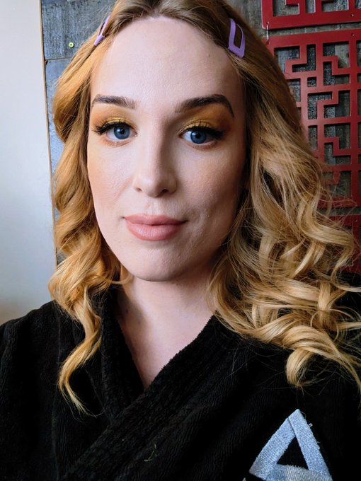 wearing a robe waiting for my turn to film 😊 cozy https://t.co/oT6MoMeN6C