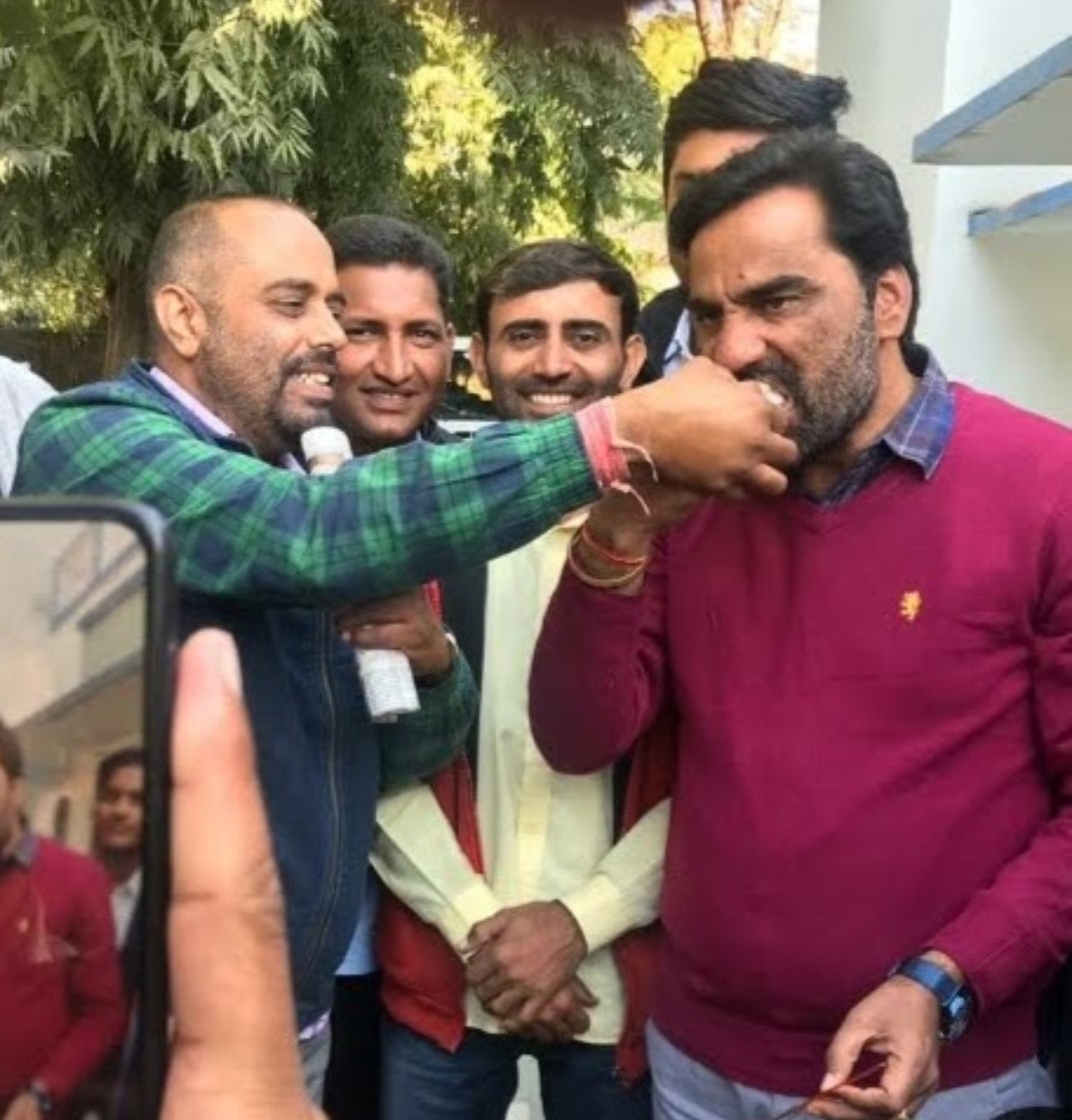 manishkuri_rlp's tweet photo. हनुमान बेनीवाल जी पिछले 20 साल से लगातार हार्डकोर बदमाशो, बजरी ,खनन, शिक्षा माफिया के खात्मे लिए विधानसभा से लेकर लोकसभा तक आवाज उठाते रहे हैं इसलिए वो समाजकंटको , माफियाओं के निशाने पर हैं! 
 ऐसे में गंभीरता से @AmitShah  को  हनुमान बेनिवाल जी को  Z + सुरक्षा  प्रदान करवानी चाहिए।

#हनुमान_बेनीवाल_Zपल्स_सुरक्षा

 @PMOIndia @AmitShah
@RajGovOfficial 
@BhajanlalBjp