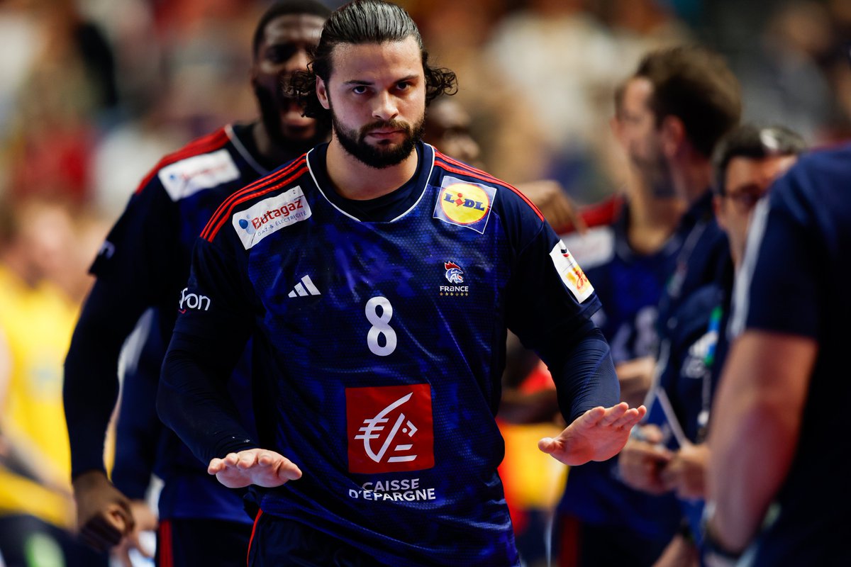 This picture is 🔥🔥😳

#ehfeuro2024 #heretoplay #FRASWE <a href="/FRAHandball/">Equipes de France de Handball</a>