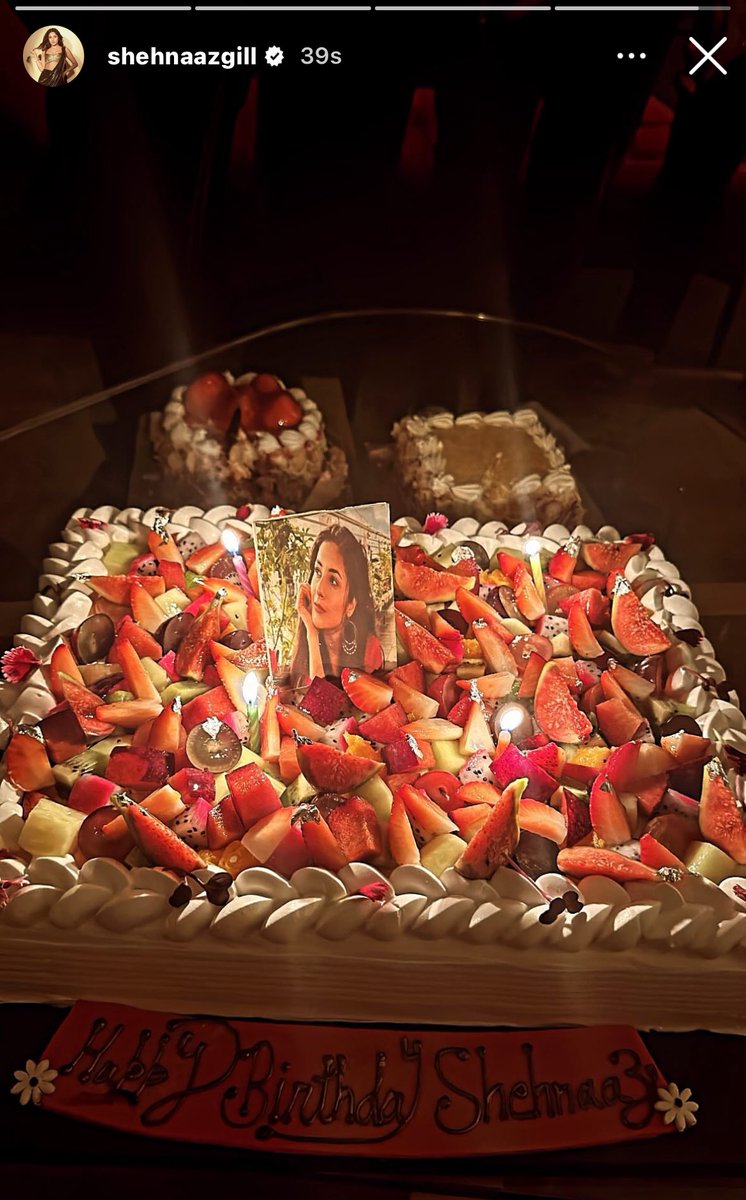 Baby ki story aagai 🥳😍 what a beautiful cake 🎂 

#HBDShehnaazGill