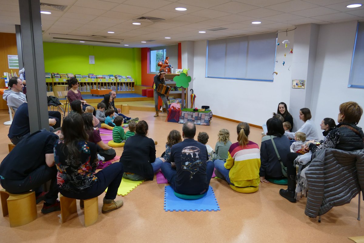 bibliotaradell's tweet photo. Com ens agrada que de ben petits vingueu a la Biblio! I quina estona més divertida que hem passat aquesta tarda!!! #PetitsLectors https://t.co/qgSriVn5Sb