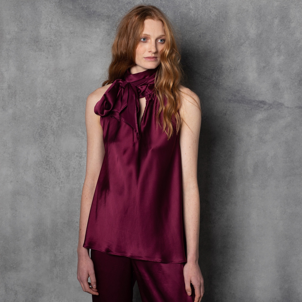 The Síoda Silk Pussy Bow Top is a stunning new addition to our silks collection designed to take you season to season.

l8r.it/q9xf

#silk #luxury #quietluxury #capsulewardrobe
