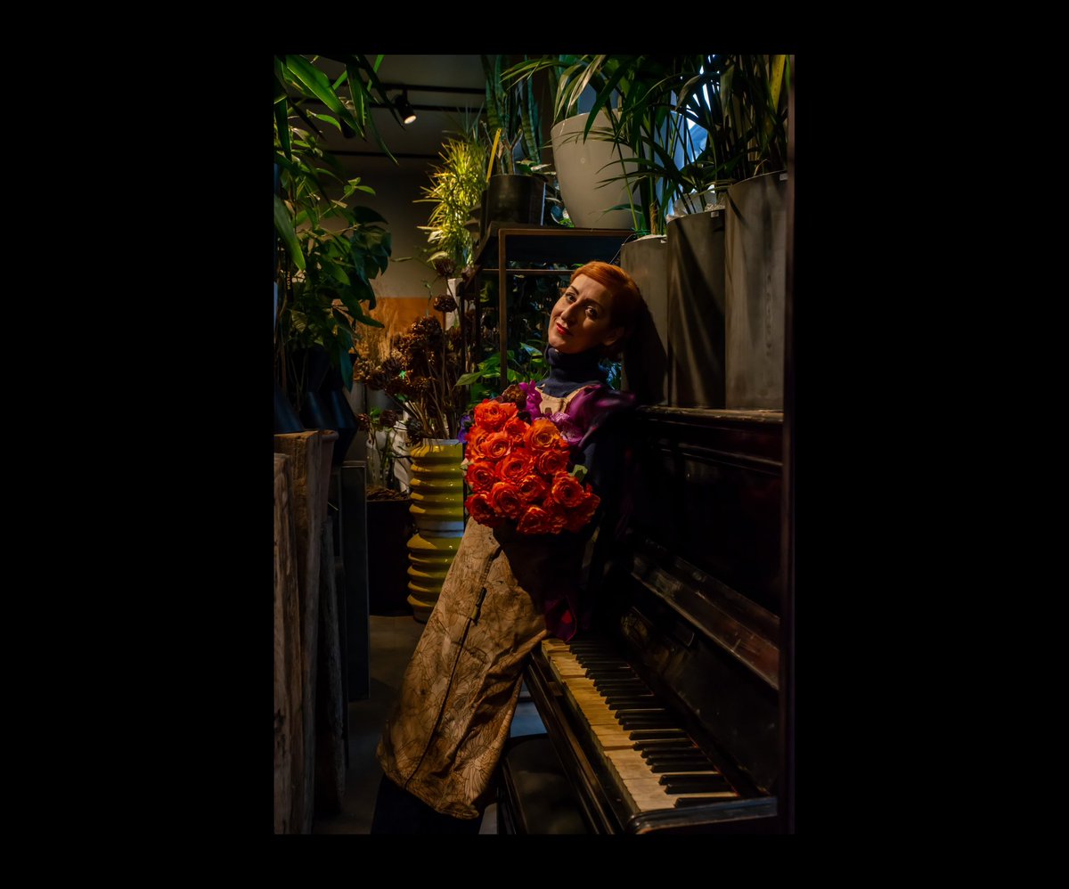 Colori, profumi e musica. 
Rosalba Piccinni con Aldo Dalla Vecchia per il settimanale <a href="/oggisettimanale/">OggiSettimanale</a> <a href="/CarloVerdelli/">Carlo Verdelli</a> 
#oggisettimanale #RosalbaPiccinni  #Potafiori #Mina #MauroBalletti #portrait_vision #singer #portraitphotography #Milano #TeatrofrancoParenti #womansinger