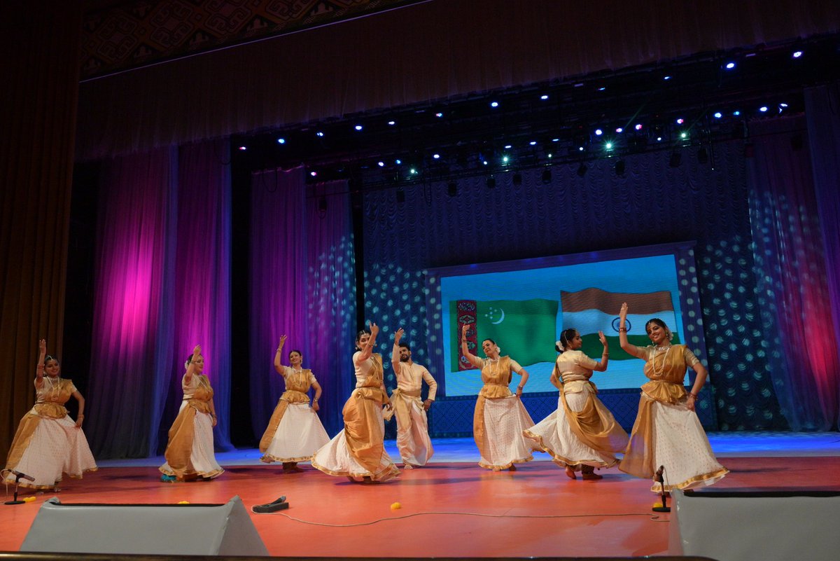 Kathak performances by ICCR sponsored dance troupe performed at renowned Mukam palace, Ashgabat today under the aegis of PoC on Culture signed b/w 🇮🇳 & 🇹🇲 in April 2022. H.E Mr. Nursahet Shirimov, Dy Minister of Culture of 🇹🇲 graced the event as chief guest. @MEAIndia @iccr_hq