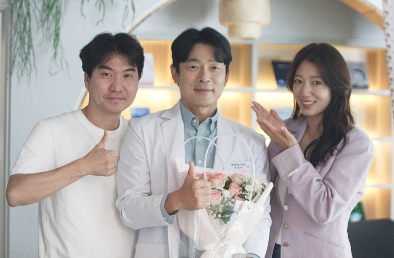 PSH_Philippines's tweet image. #ParkShinHye with Actor #LeeSeungjun and #DoctorSlump Director #OhHyeonjong. 

Actor Lee Seungjun will have a special appearance in Doctor Slump.

Premieres January 27 on Netflix and JTBC 🤍