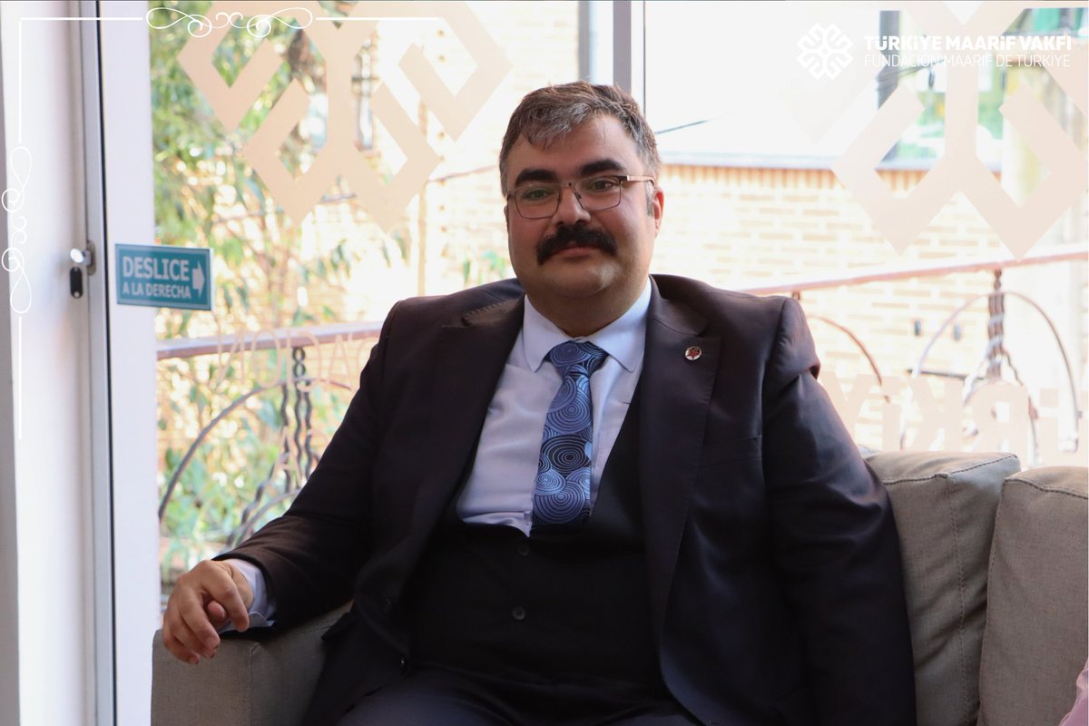 Nos reunimos para hablar de las posibilidades de cooperación educativa en Loja, su provincia natal. Además, con universidades ubicadas allí. Compartimos las oportunidades de estudio en Türkiye, a través del Programa de Becas del Gobierno turco para los estudiantes ecuatorianos.