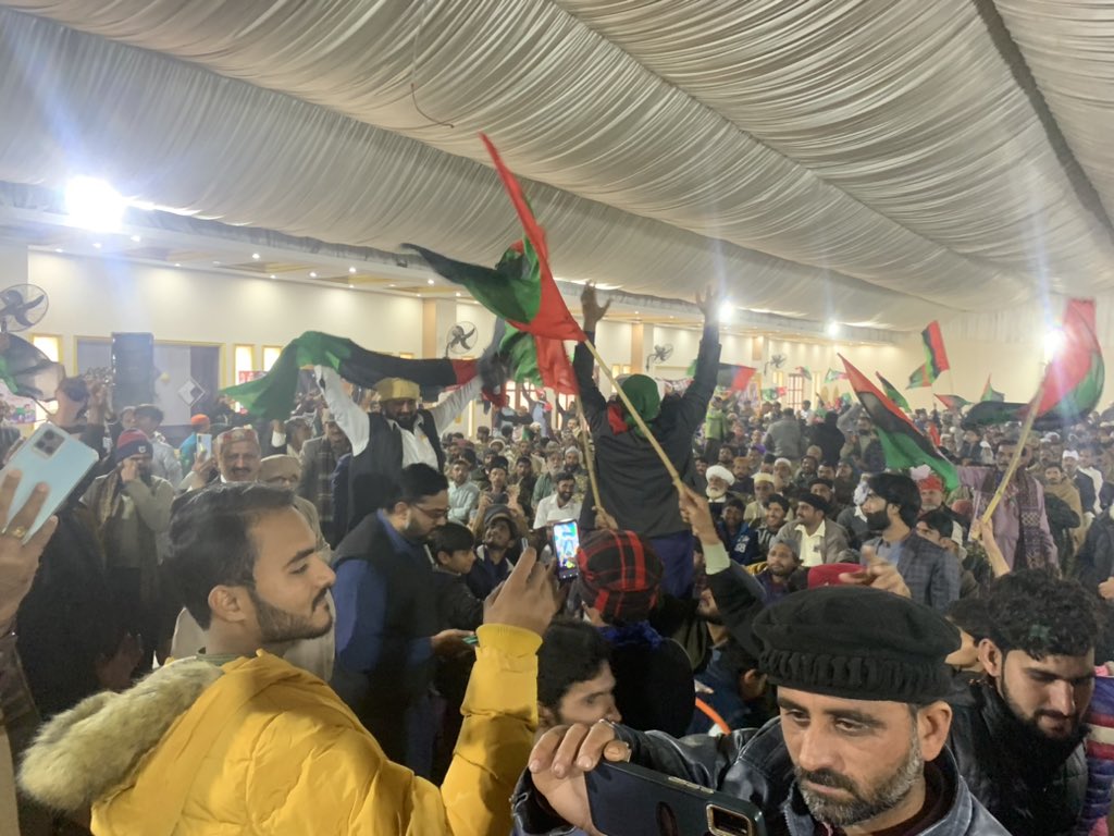 MHKTochi's tweet photo. مرکزی ایڈیشنل سیکٹریPPPمحمود حیات خان ٹوچی خان میلسی ورکر کنوینشن سے   خطاب کرتے ہوئے۔
اس موقع پرمسلم لیگ ن اور پی ٹی آئی کو بہت بڑا سیاسی دھچکا۔متعدد بردریوں نے پاکستان پیپلز پارٹی میں شمولیت اختیار کرلی۔
# جئیے _بھٹو❤️🇱🇾
#چنو_نئی_سوچ_کو 
@BBhuttoZardari  
@PPPDigital_ https://t.co/8x4rVFK7dJ