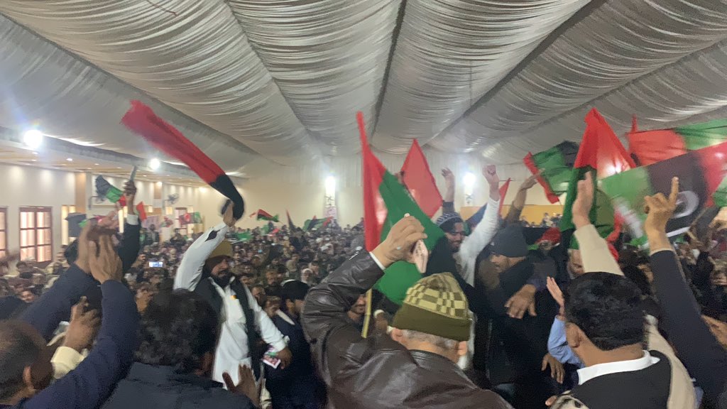 MHKTochi's tweet photo. مرکزی ایڈیشنل سیکٹریPPPمحمود حیات خان ٹوچی خان میلسی ورکر کنوینشن سے   خطاب کرتے ہوئے۔
اس موقع پرمسلم لیگ ن اور پی ٹی آئی کو بہت بڑا سیاسی دھچکا۔متعدد بردریوں نے پاکستان پیپلز پارٹی میں شمولیت اختیار کرلی۔
# جئیے _بھٹو❤️🇱🇾
#چنو_نئی_سوچ_کو 
@BBhuttoZardari  
@PPPDigital_ https://t.co/8x4rVFK7dJ