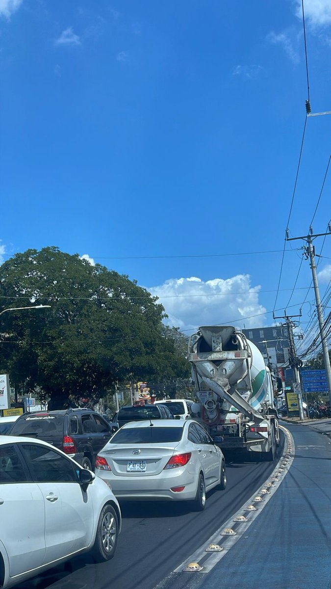 Col_SanBenito's tweet photo. @VMTElSalvador Y San Benito colapsa todos los días en redondel Italia, calle los almendros y no hay ni un solo gestor de tránsito! https://t.co/2PYZ6tPzDN