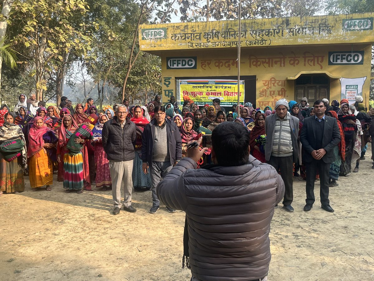 shishup68537341's tweet photo. सामाजिक कल्याण कार्यक्रम अंतर्गत माननीय प्रबंध निदेशक इफको डॉ.उदयशंकर अवस्थी जी की प्रेरणा से जनपद अमेठी में कचनाव कृषि वानिकी  सह.समिति पर गरीब,असहाय बुजुर्ग किसानों को IFFDC निदेशक श्री गुरु प्रसाद त्रिपाठी जी की उपस्थिति में नि:शुल्क कंबल वितरण किया गया l
@IFFCO_PR @cdoamethi https://t.co/scrORcVr5Y