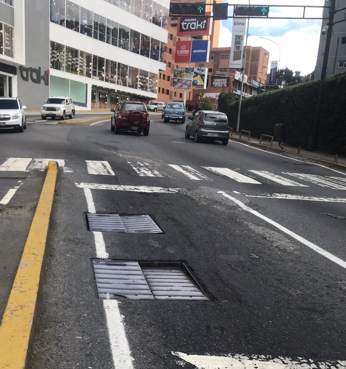 Las tapas ubicadas en el cruce de El Cigarral, se volvieron a desprender y hundir. Requerimos del apoyo por parte de <a href="/ElHatillo/">Alcaldía El Hatillo</a> <a href="/Victor25Lira/">Victor Lira</a> para contactar a l entidad encargada de estas tapas. #ElHatillo #26ENE2024