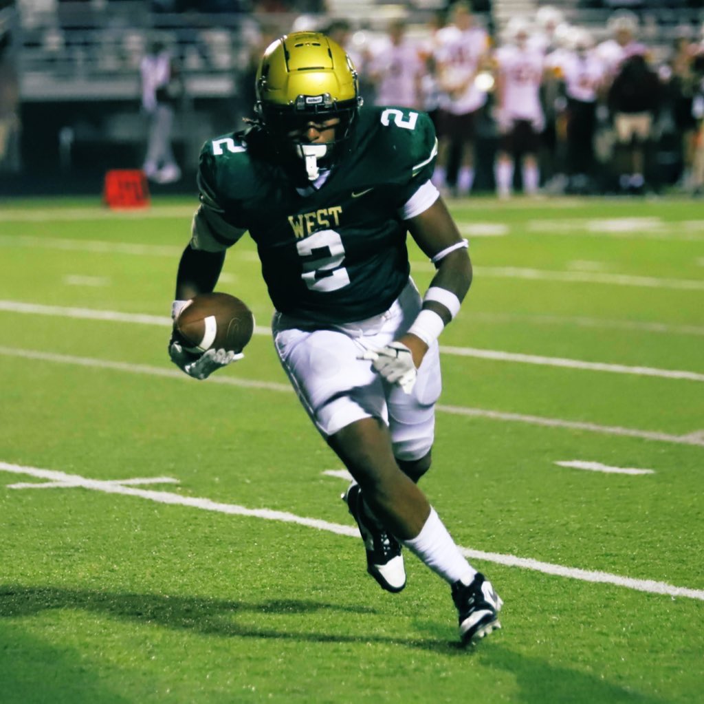 After a long thought process and talk with my family I have decided to flip my commitment to Iowa western.🔵⚫️
<a href="/ReiverFootball/">IWCC Reiver Football</a>