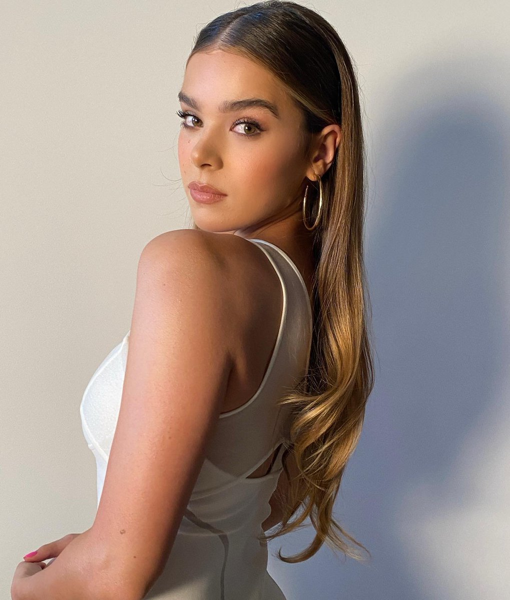 SteinfeldSource's tweet photo. According to @DanielRPK, Hailee Steinfeld has been hired to play América Singer in the adaptation of 'The Selection'.

The actress had been hired when the rights still belonged to Warner Bros. which was later canceled by NETFLIX. https://t.co/P9kYgQJ3fu
