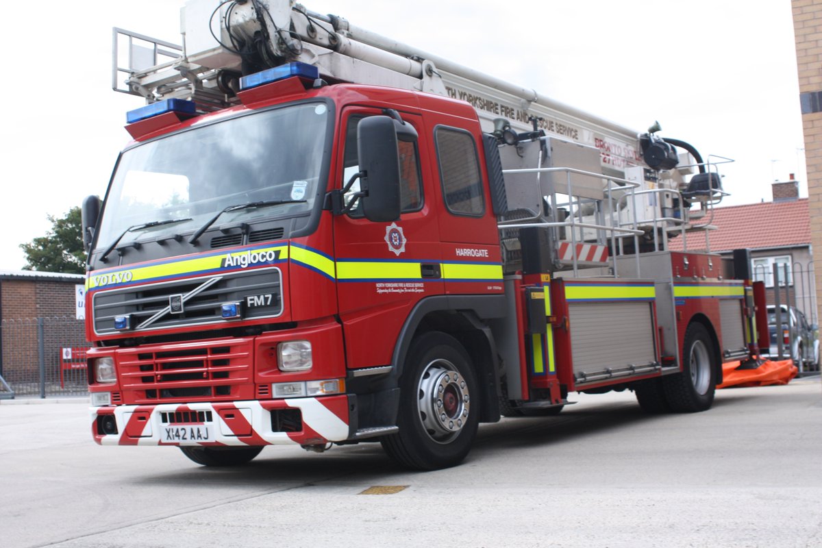 This evening we attended a fire at a disused industrial unit on Roker Road in Harrogate. A joint investigation is now taking place with our colleagues at @NorthYorkshirePolice and the full statement can be found here orlo.uk/ETO14