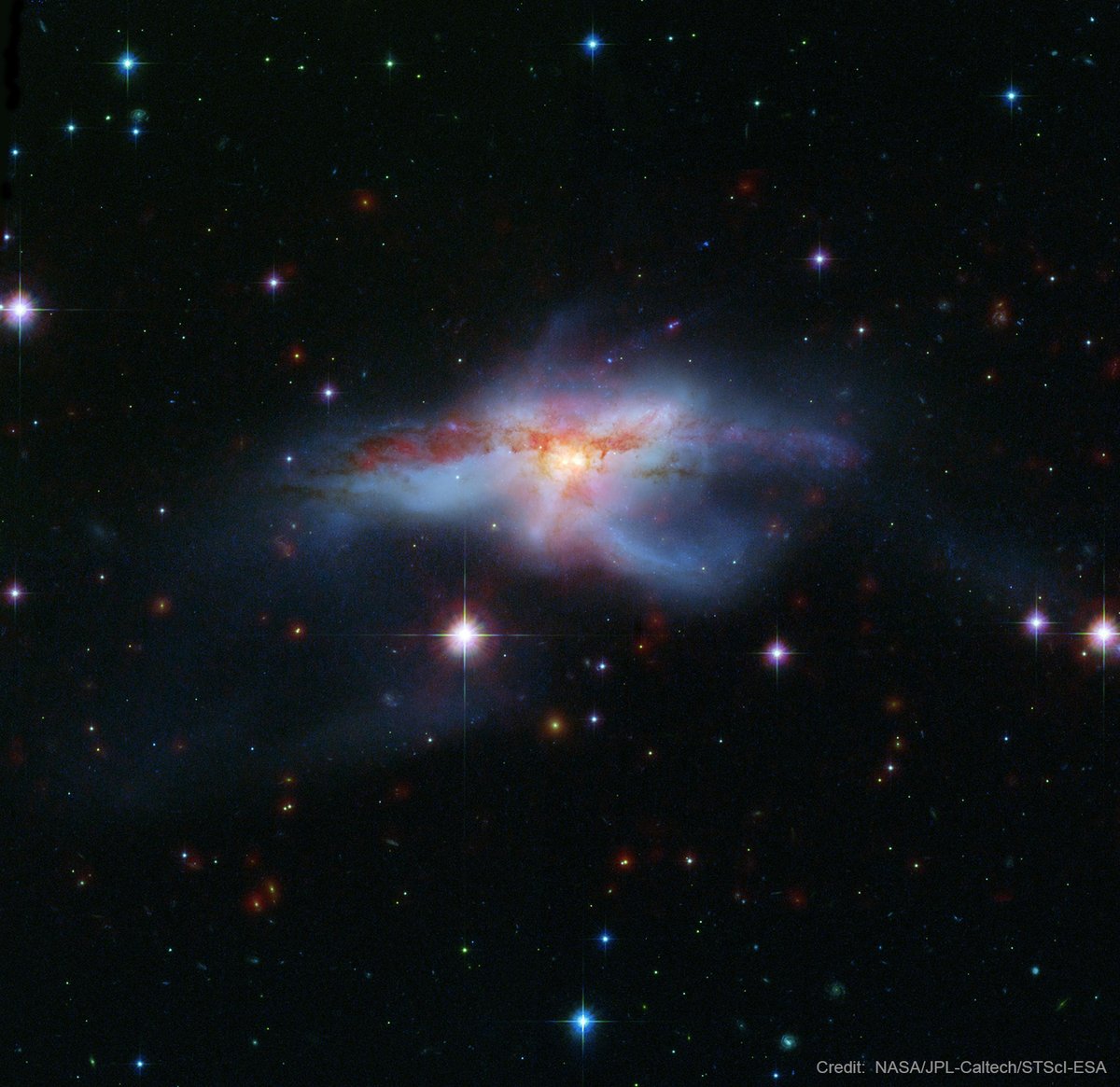 NASAUniverse's tweet photo. Curious about how galaxies evolve and grow? Sometimes galaxies collide, and if they don’t have enough momentum to move past each other, they can merge into a single larger galaxy. Learn more: https://t.co/zWmDE3PW4J #CosmicCollisions https://t.co/HDF4X8upiW