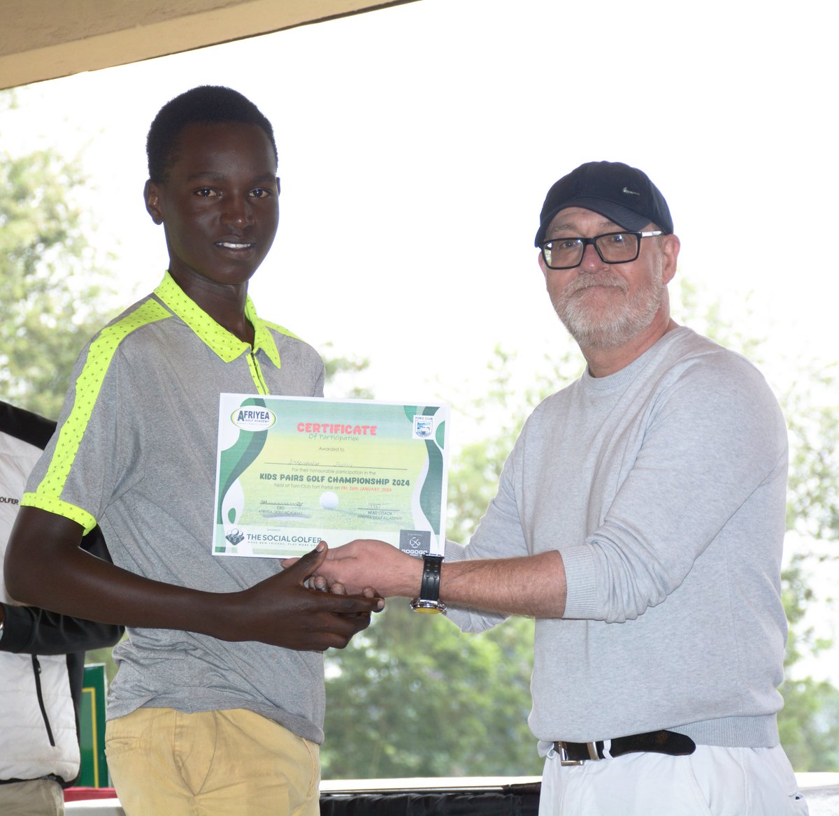 Justus Byaruhanga receiving his certificate of participation from the event sponsor(s)- @TSGers, supported by @GogogoSport 
#KidsGolf #COMPETITION #KidsPairs2024 #Uganda #africa