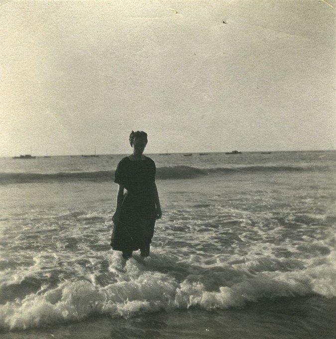 literlandweb1's tweet image. "Digamos que no tiene comienzo el mar 
Empieza donde lo hallas por vez primera 
y te sale al encuentro por todas partes".  

"Mar eterno", José Emilio Pacheco