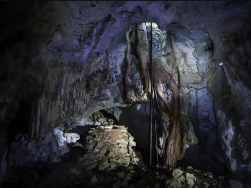 gchristy65's tweet image. Esta era la cueva llamada, “El Escondrijo”.
Entrada vertical y con vestigios arqueológicos.
Podría haber sido un granero o para guardar objetos ceremoniales.
El mal llamado @TrenMayaMX lo sepultó.
@dprieto_ y @lopezobrador_ mintieron.
@OscarReboraQRoo

quintafuerza.mx/quintana-roo/p…