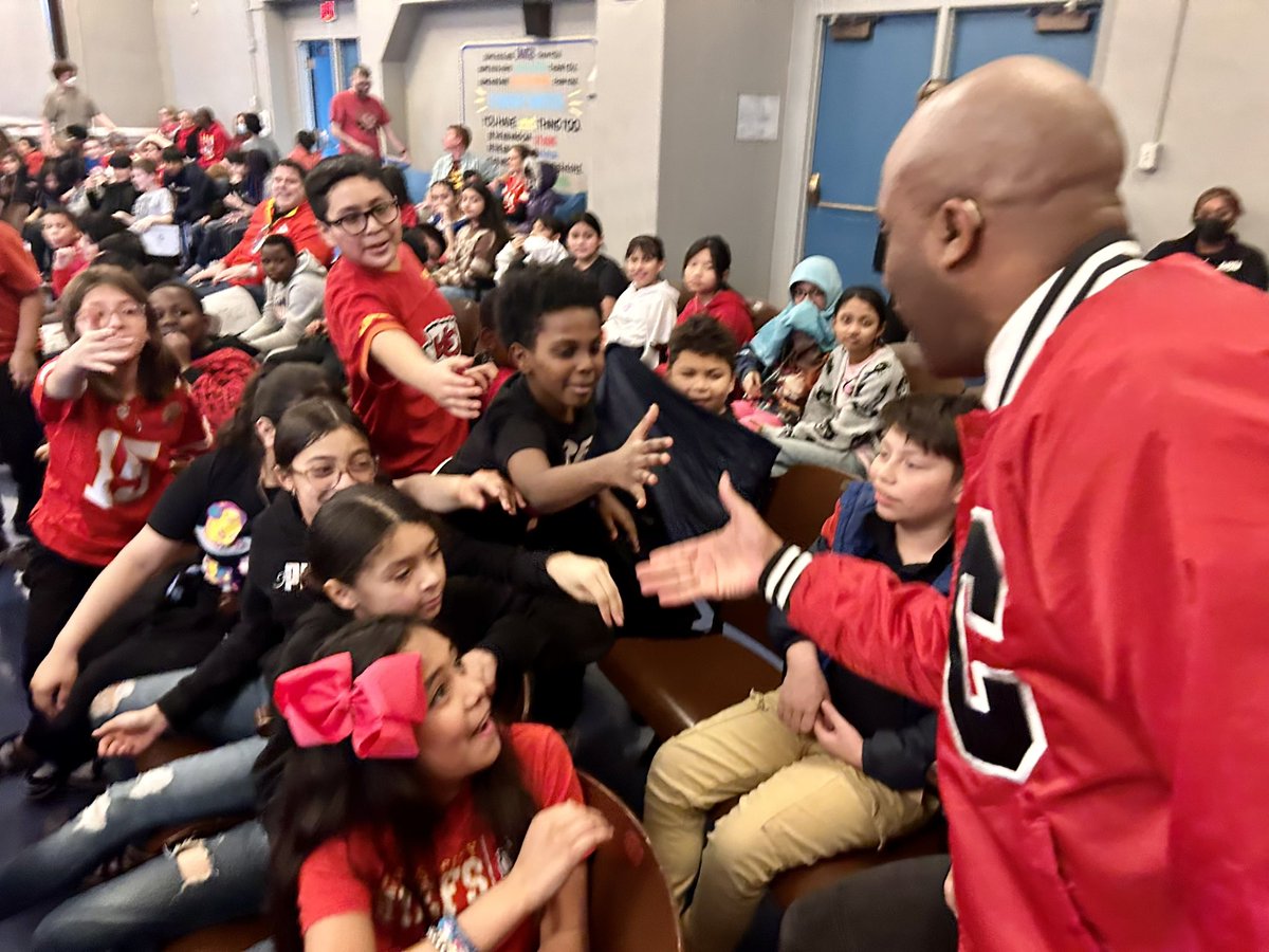 QuintonLucasKC's tweet photo. Is there a better way to spend the afternoon than to talk curiosity with our kids in @kcpublicschools ?  Thank you to James Elementary for hosting me and thank you to our many young people looking to change the world! https://t.co/TikZuCoX5N