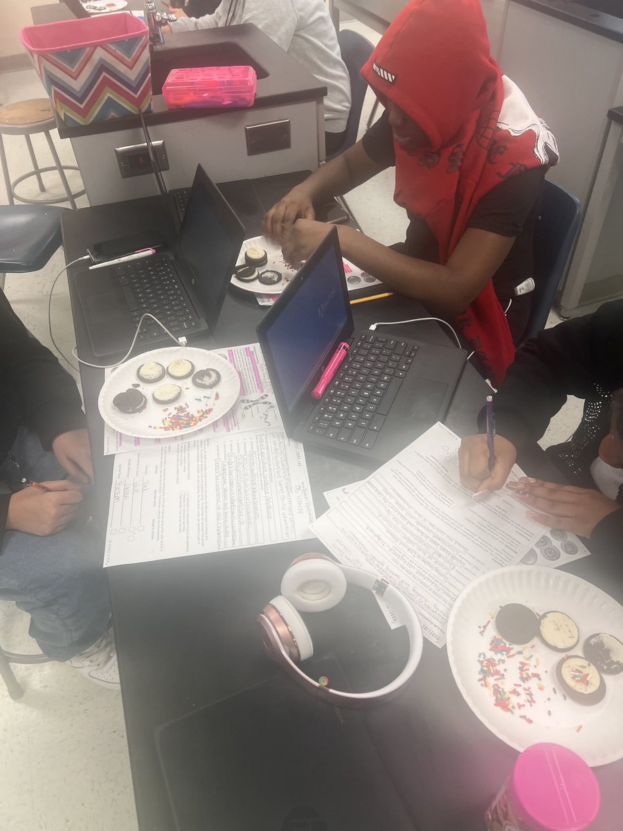 DrEMJaime89's tweet image. Hands on learning of Mitosis phases @Ike9_AISD in Mrs. Kelley’s Biology class!! #SwoopSwoop @Darrell88Ross #Mitosis #ScienceLab